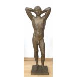 "Stehender Männerakt, Hände hinter dem Kopf verschränkt", Bronze, braun patiniert, Guß