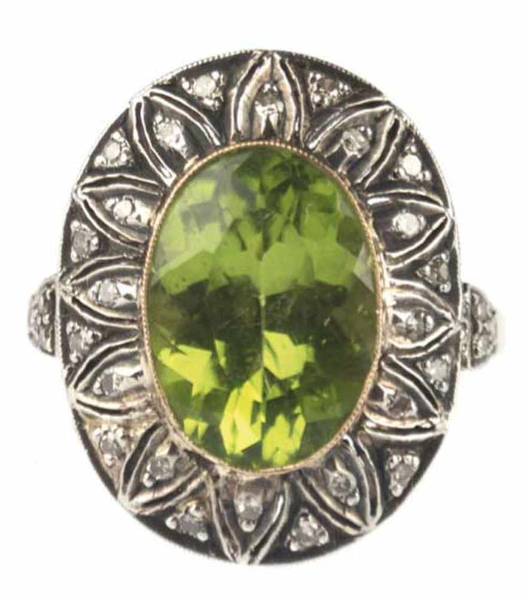 Ring, 750er GG, Peridot ca. 1,4 x 1,0 cm, Brillanten ca. 0,45 ct., Größe des Ringkopfes