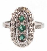 Ring im Art-Deco-Stil, 925er AG, rhodiniert, Brillanten 0,20 ct. und Smaragde 0,24 ct., RG54,