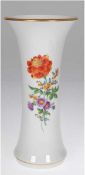 Meissen-Vase, buntes Blumenbukett, Goldrand, H. 25,5 cm