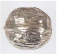 Pillendose in Form einer Walnuß, 925er Silber, punziert, ca. 14 g, Dm. 3 cm, L. 3,2 cm