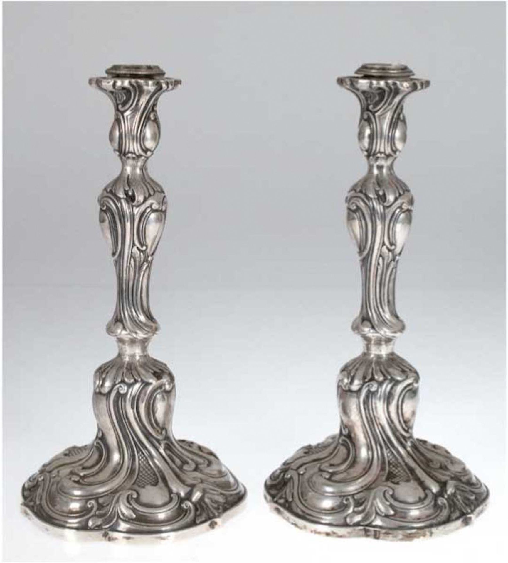 Paar Kerzenleuchter im Barockstil, 750er Silber, punziert, gefüllt, Rocaillenrelief, H. 30cm