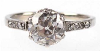 Diamant-Ring, um 1900, 18 kt WG, korbförmiger Ringkopf besetzt mit Altschliffsolitär vonca.