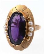 Amethyst-Ring, 585er GG, aufwändiger Ringkopf mit ovalem Amethyst in geschwungenerZargenfass