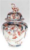 Deckelvase, wohl chinesisches Imari, 18./19. Jh., weiß glasiert, florales Dekor in Rot undBl