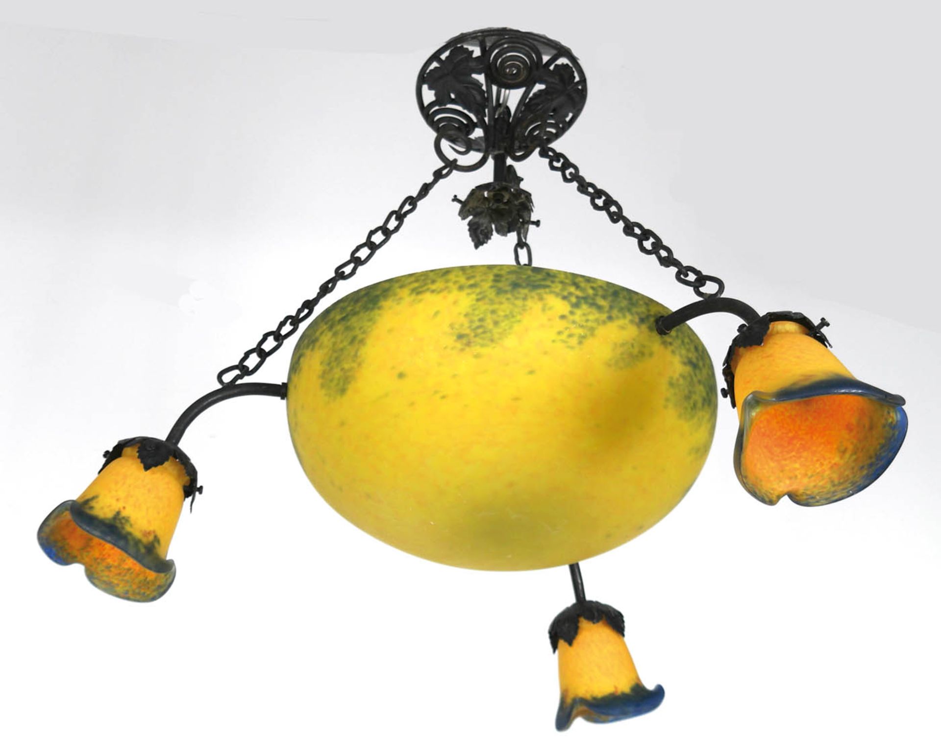 Jugendstil-Lampe, Metall mit Glaskuppel, davon ausgehend 3 glockenförmige Glasschirme,gelbe