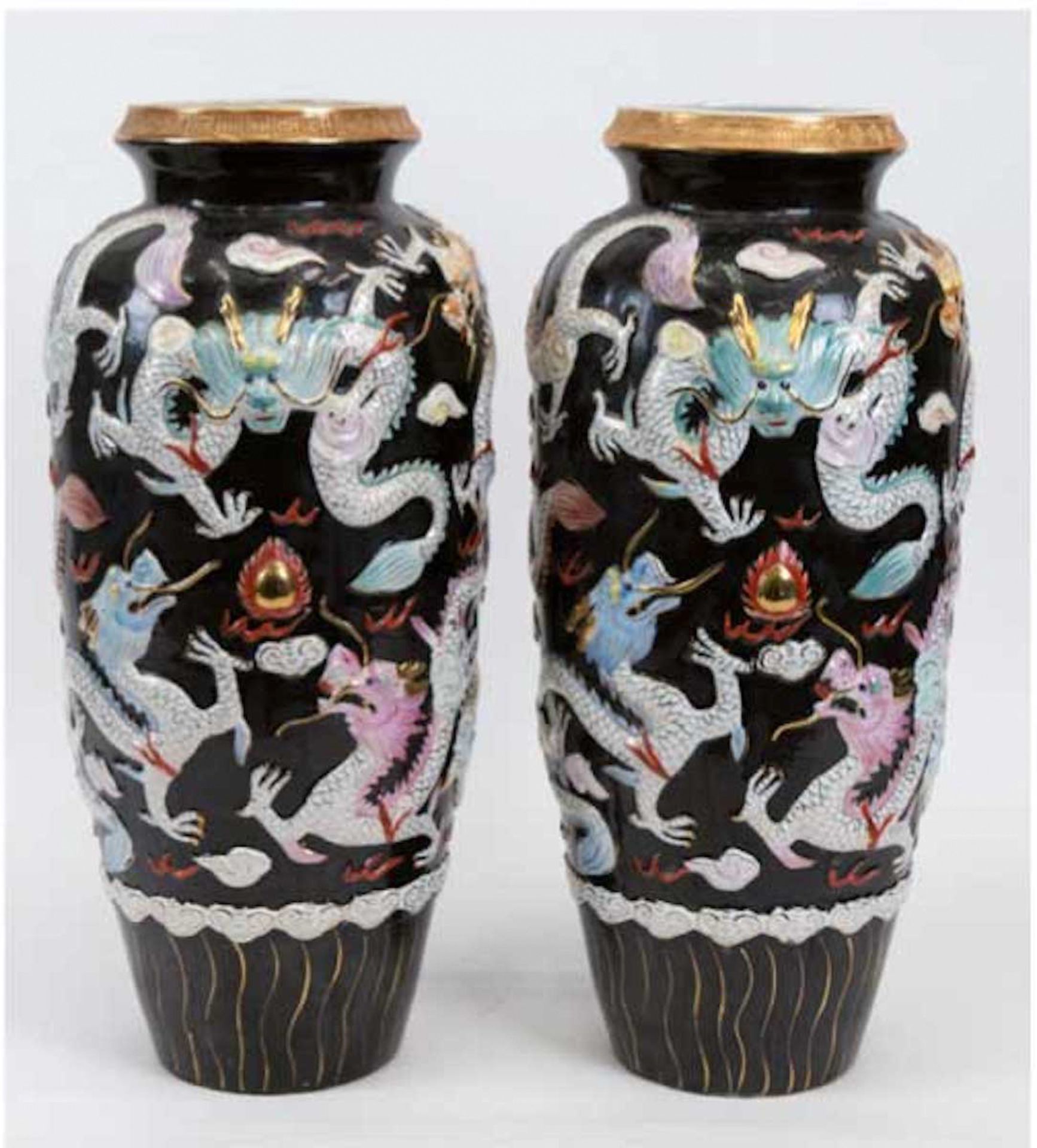 Paar Boden-Vasen, China, Porzellan, polychrom bemalt und Goldstaffage, aufgesetzte,stilisiert
