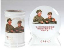 Gedenkaufsteller und Pinselbecher, Mao Zedong, Keramik, Porträts zweier Staatsmänner undchi
