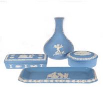 4 Teile Wedgwood, blau mit weißem Reliefdekor, dabei Vase, 2 Deckeldosen und kleine Platte