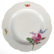 Meissen-Teller, 1924-1934, Altozier, Bunte Blume 2, schräg, 2 Schleifstriche, unterm Randmin