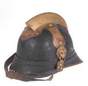 Feuerwehrhelm, Bayern, 19. Jh., Leder mit Messingkamm, beidseitig mit Löwenkopf, undLederrie