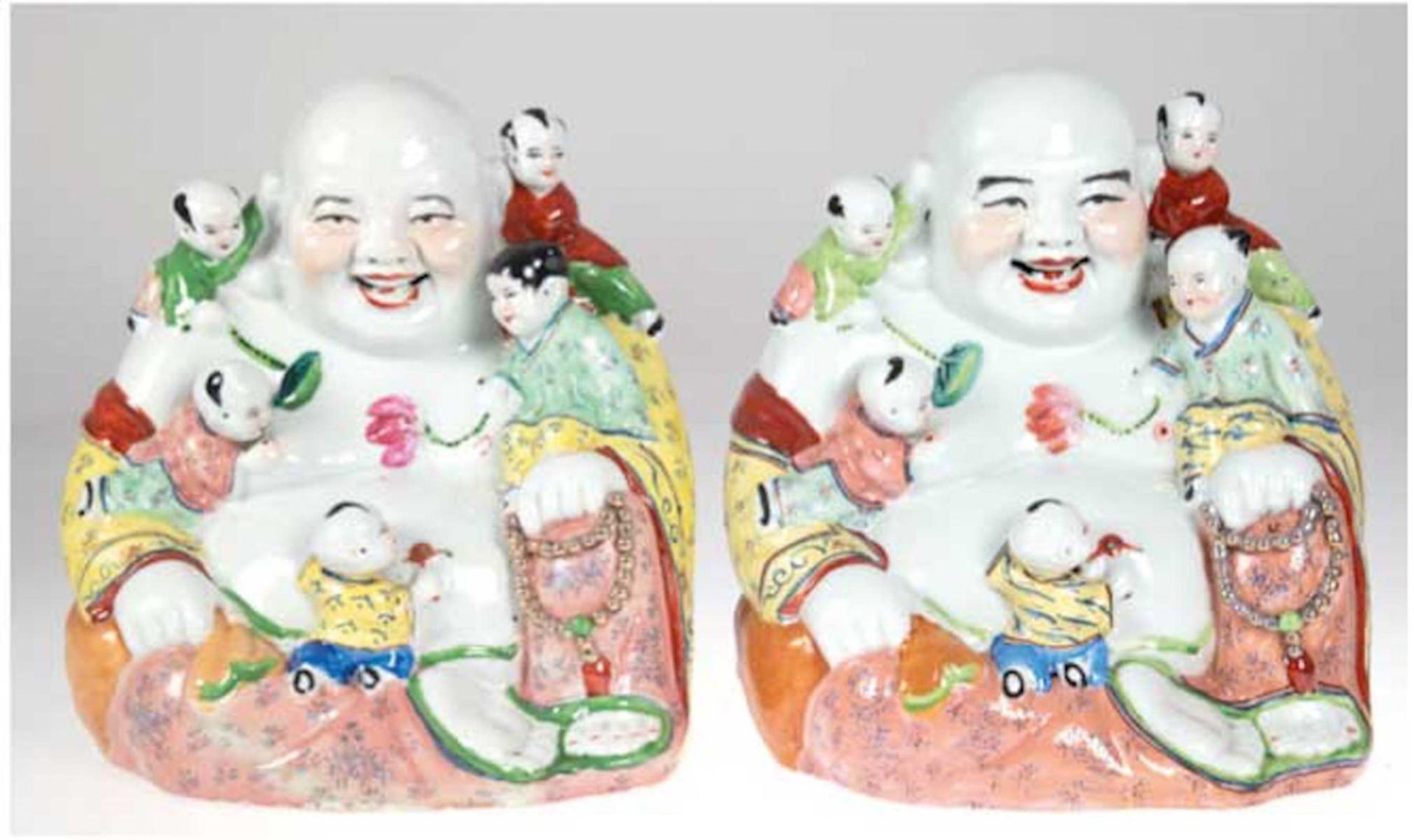 Paar Porzellan-Figuren "Lachender Buddha mit Kindern" China, gemarkt, polychrom und goldbemal