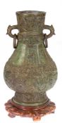 Vase, Bronze, im archaischem Stil, Holzsockel, seitlich mit 2 figürlichen Handhabendurchzog