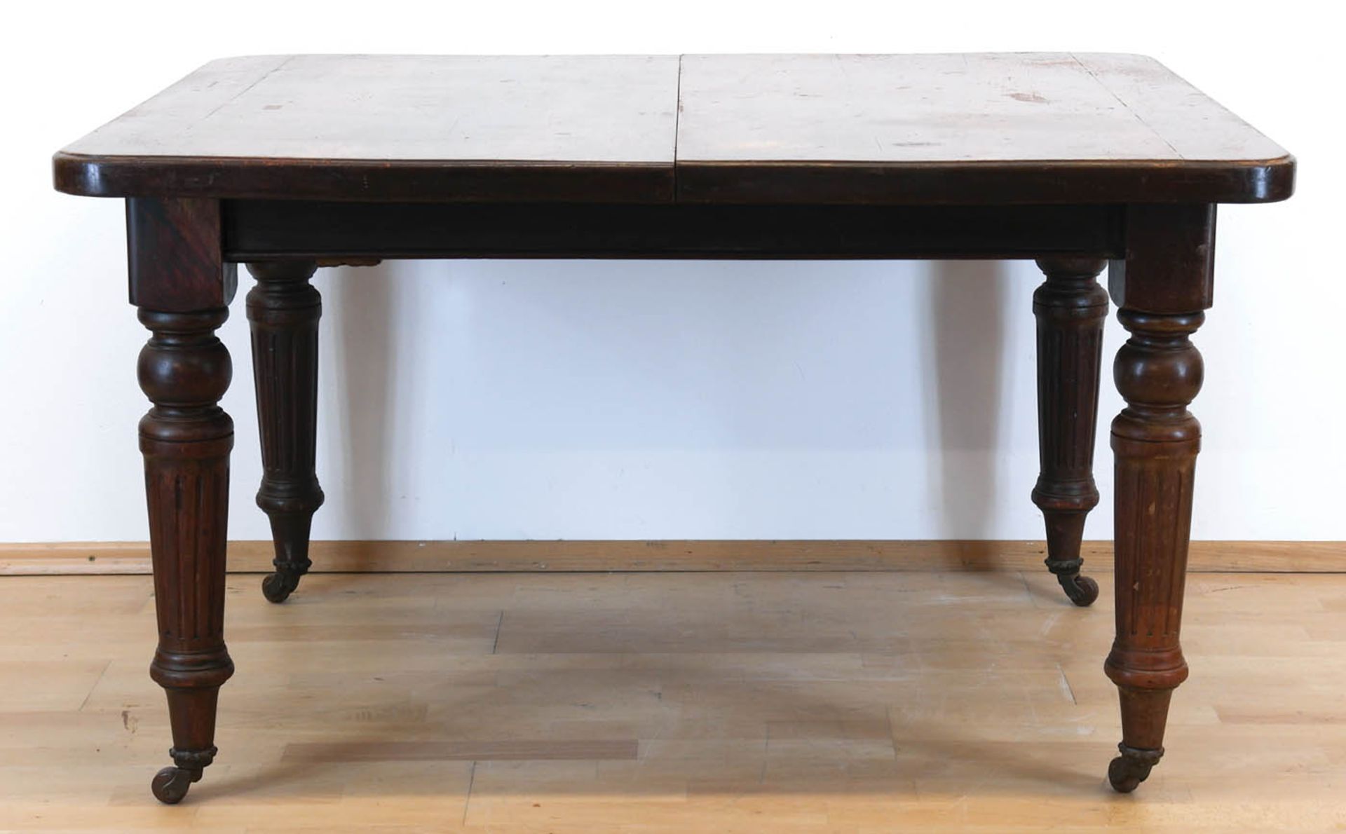 Tisch und 4 Stühle, um 1900, Mahagoni, Tisch: kannelierte, gedrechselte Beine auf Rollen,aus