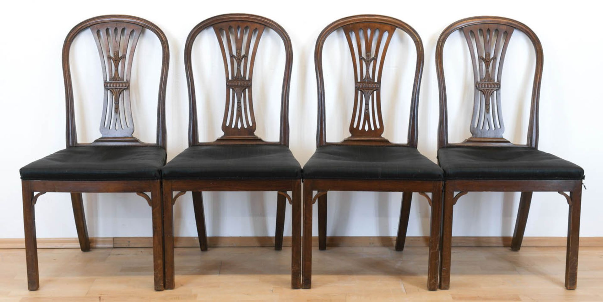Tisch und 4 Stühle, um 1900, Mahagoni, Tisch: kannelierte, gedrechselte Beine auf Rollen,aus - Image 2 of 2