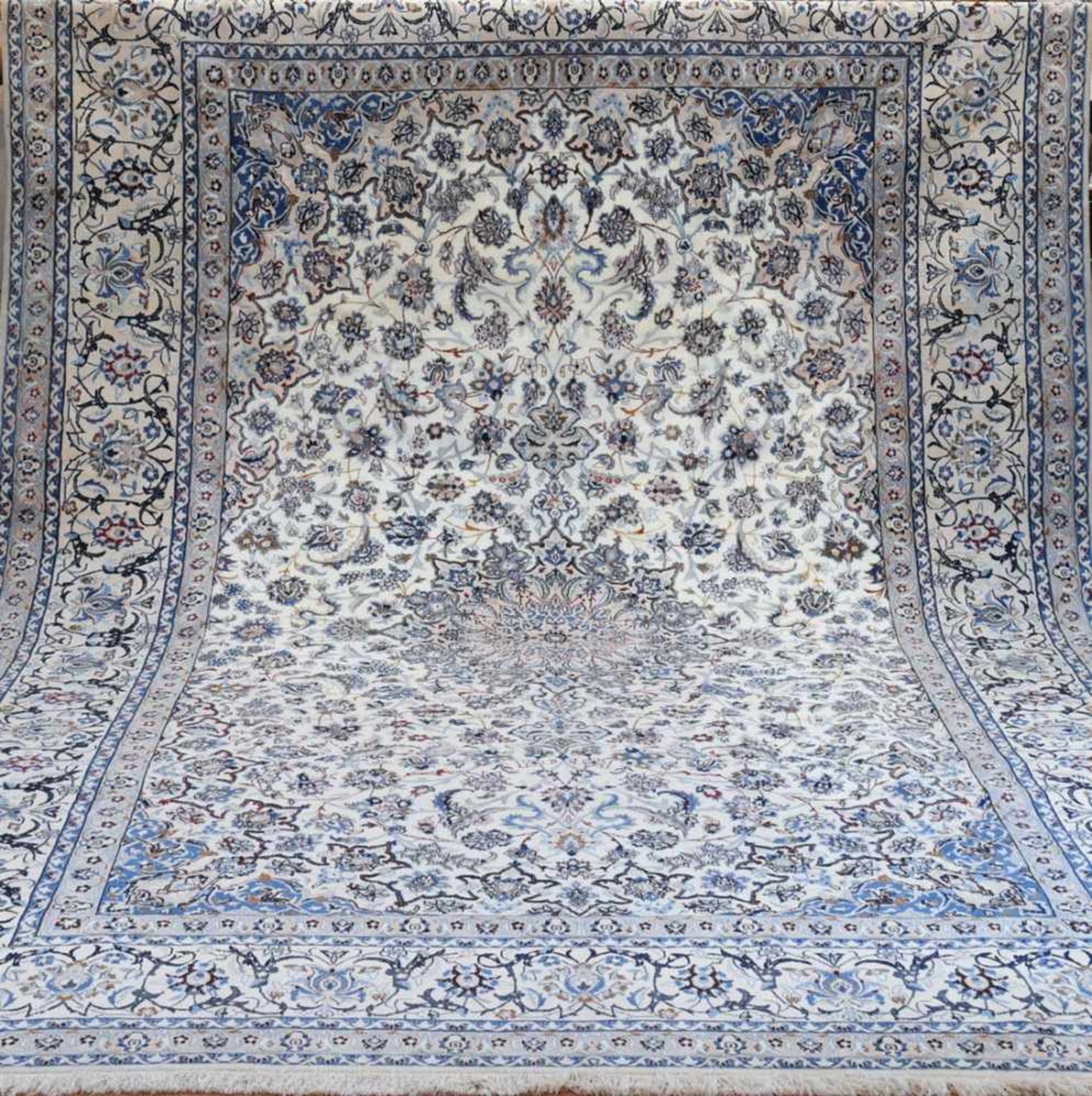 Persischer Nain, mit Seide, hellgrundig, mit zentralem Medaillon und Floralmotiven, guterZust