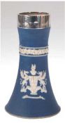 Vase, England, Wedgwood in der Art, blau mit weißem Reliefwappen und Floralbordüre, Halsmit