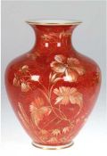 Rosenthal-Vase, Dekor Zaubergarten, Handbemalung in Rot, Blumen gold staffiert, H. 29 cm