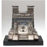 Tisch-Uhr "Ägyptischer Tempel", Messing, versilbert, arabisches Zifferblatt, läuft an, Schlüssel