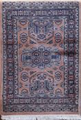 Poschti, Pakistan, dunkelgrundig, zentrales Medaillon mit floralen Motiven, 1 Kante leichtbel