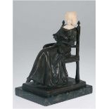 Wiener Bronze "Dame im Stuhl sitzend und ein Buch lesend", Österreich/Wien um 1900,Bronze/Be