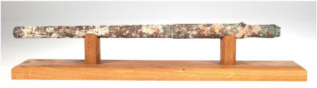 Meeresfund, vermutlich Bordkanone, wohl 17. Jh., Eisen, korrodiert, auf Holzsockel, L.52,5 cm