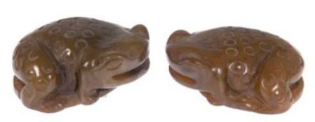 Paar "Dreibeinige Kröten", China, Jade, vollplastisch geschnitzt, Gebrauchspuren, H. 3 cm,L.