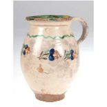 Henkelkrug, Schlesien 19. Jh., Bunzlauer Keramik, beige Glasur mit polychromerBlumenbemalung,
