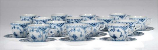 15 Mokkatassen mit UT, Royal Copenhagen, Musselmalet Halbspitze, Tasse H. 5,5 cm