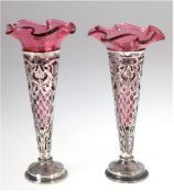Paar Vasen, Sheffield 1902, 925er Silber, punziert, ca. 218 g, durchbrochener Korpus mitrosaf