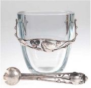 Jugendstil-Eisbehälter mit Zange, dickwandiges Glas mit versilberter Montierung, verziertmit