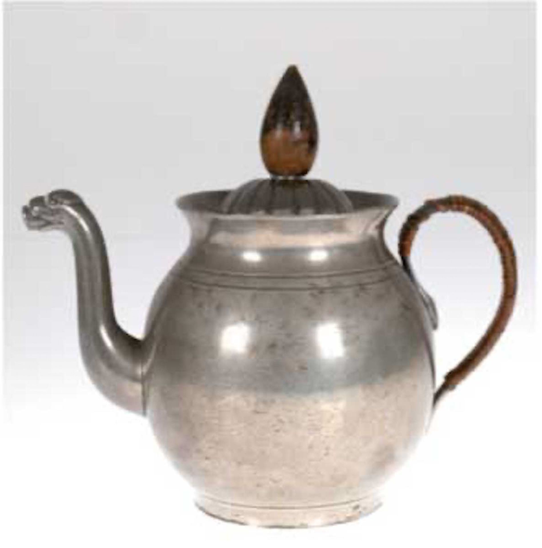 Bergische Teekanne, um 1820, Zinn, punziert, Tülle mit Tierkopfausguß, Henkel mitBastwicklu