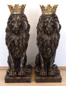 Paar Portalfiguren "Sitzender Löwe", Kunststoff, gefüllt, schwarz/gold gefaßt,wetterbestä