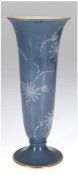 Vase, Hutschenreuther, weißer Blütendekor auf blauem Grund, Goldränder, H. 24 cm