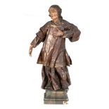 Heiligenfigur, 18. Jh., Holz, geschnitzt, rückseitig gehöhlt, alte Fassung, beschädigt und