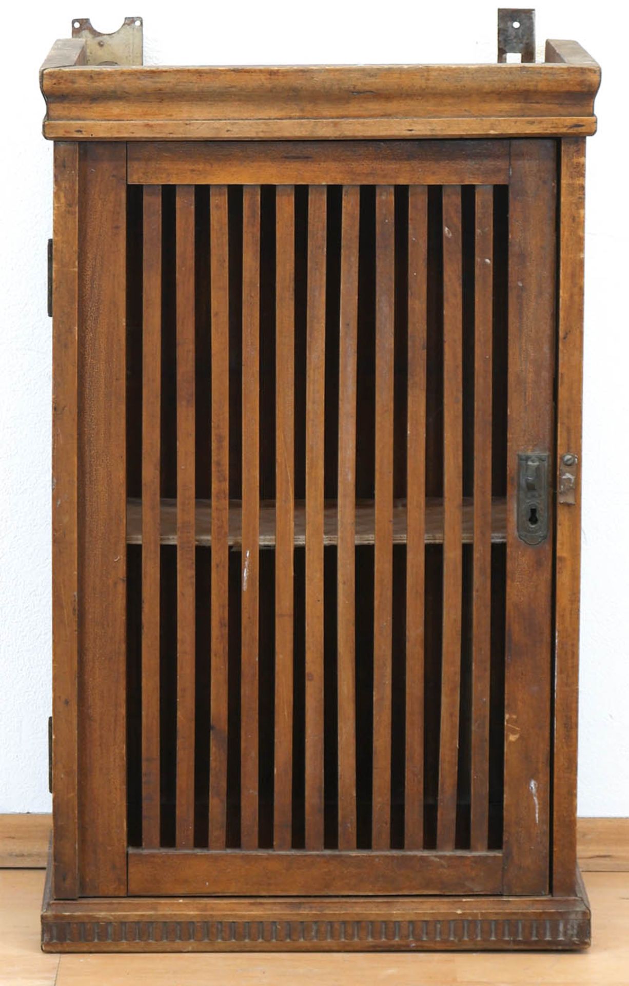Vorratshängeschrank, um 1900, Holz, gefaßt, 1-türiger, 3-seitig versproßter Korpus,67x41x