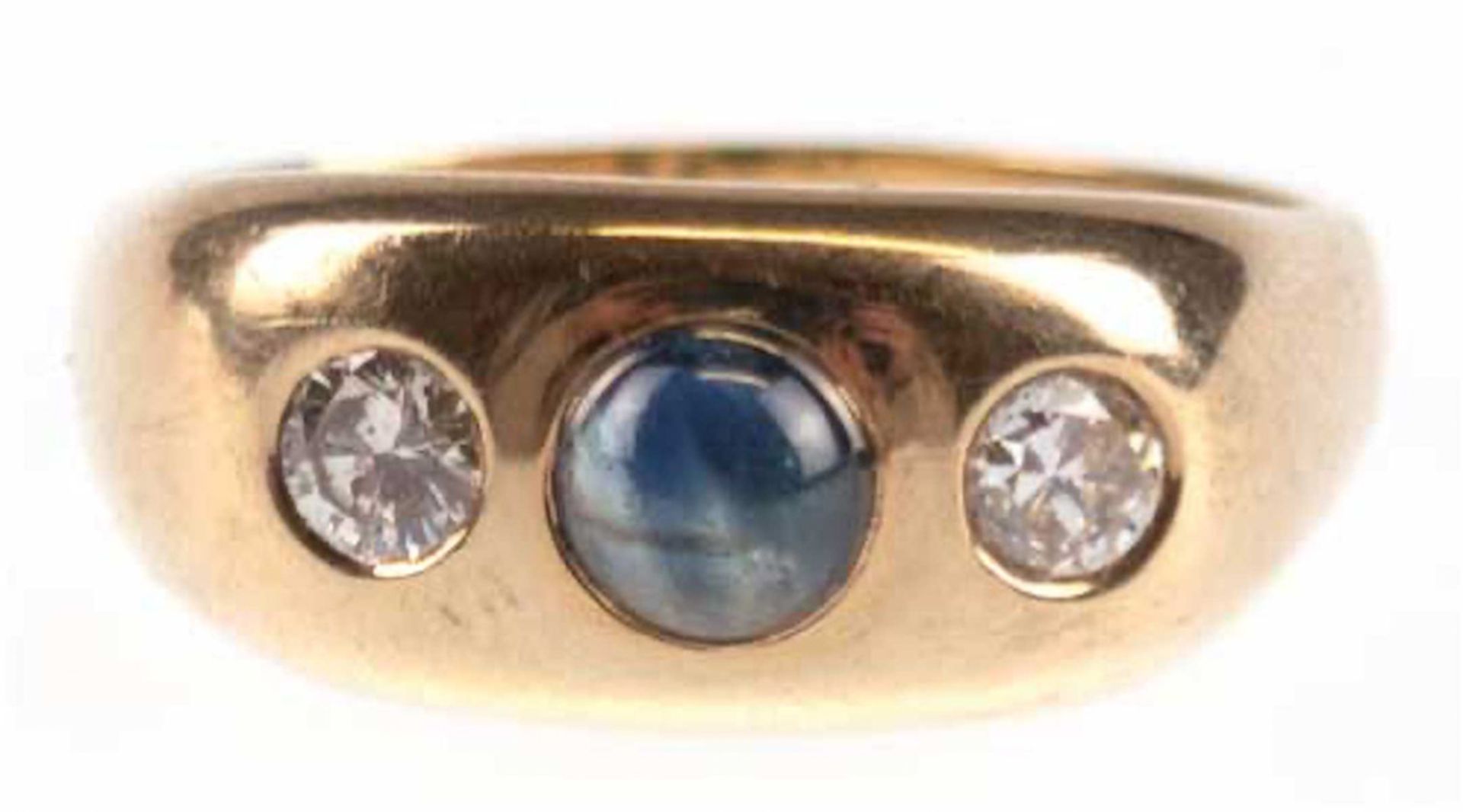 Ring, 585er GG, 2 Brillanten zus. ca. 0,50 ct., 1 Saphircabochon, Innendurchmesser 20,6mm, RG