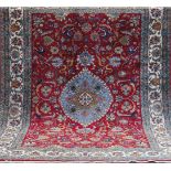 Alter perssischer Täbris, rotgrundig, zentrales Medaillon, mit Tier- und Floralmotiven, 1Fle