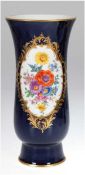 Meissen-Vase, kobaltblauer Fond, frontseitig in gold gerahmter Kartusche buntesBlumenbukett,