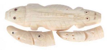 3 Tupilak-Figuren, dabei Inuit, Pottwalzahn und Walknochen, geschnitzt, L. 6,5 cm-15 cm