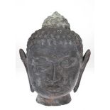 Großer Buddha-Kopf, Messing, Hohlguß, Gebrauchspuren, H. 34 cm