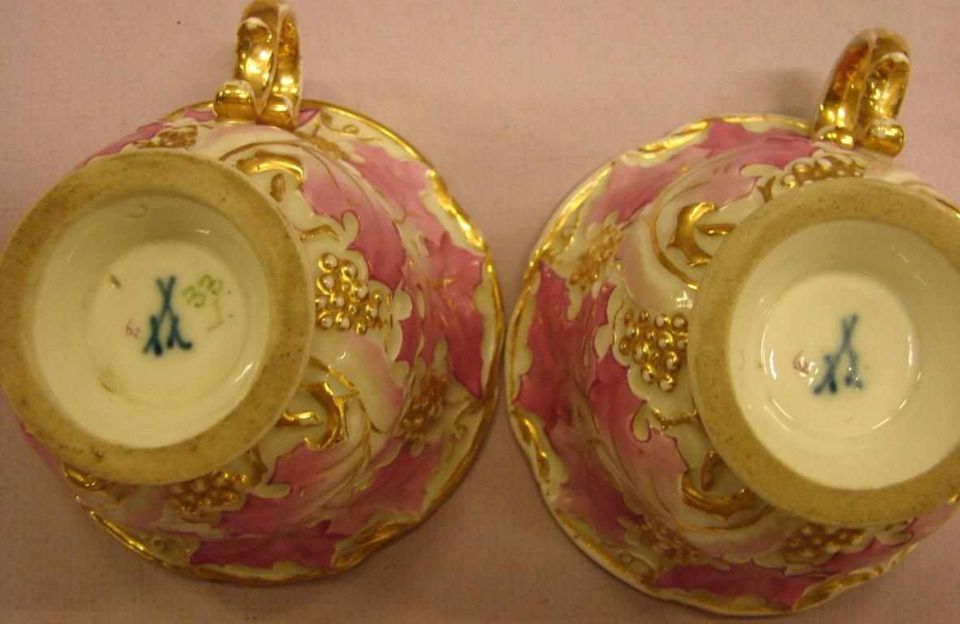 Paar Teetassen, Meissen, mit Prunkdekor, teils starker Goldabrieb, - Bild 2 aus 2