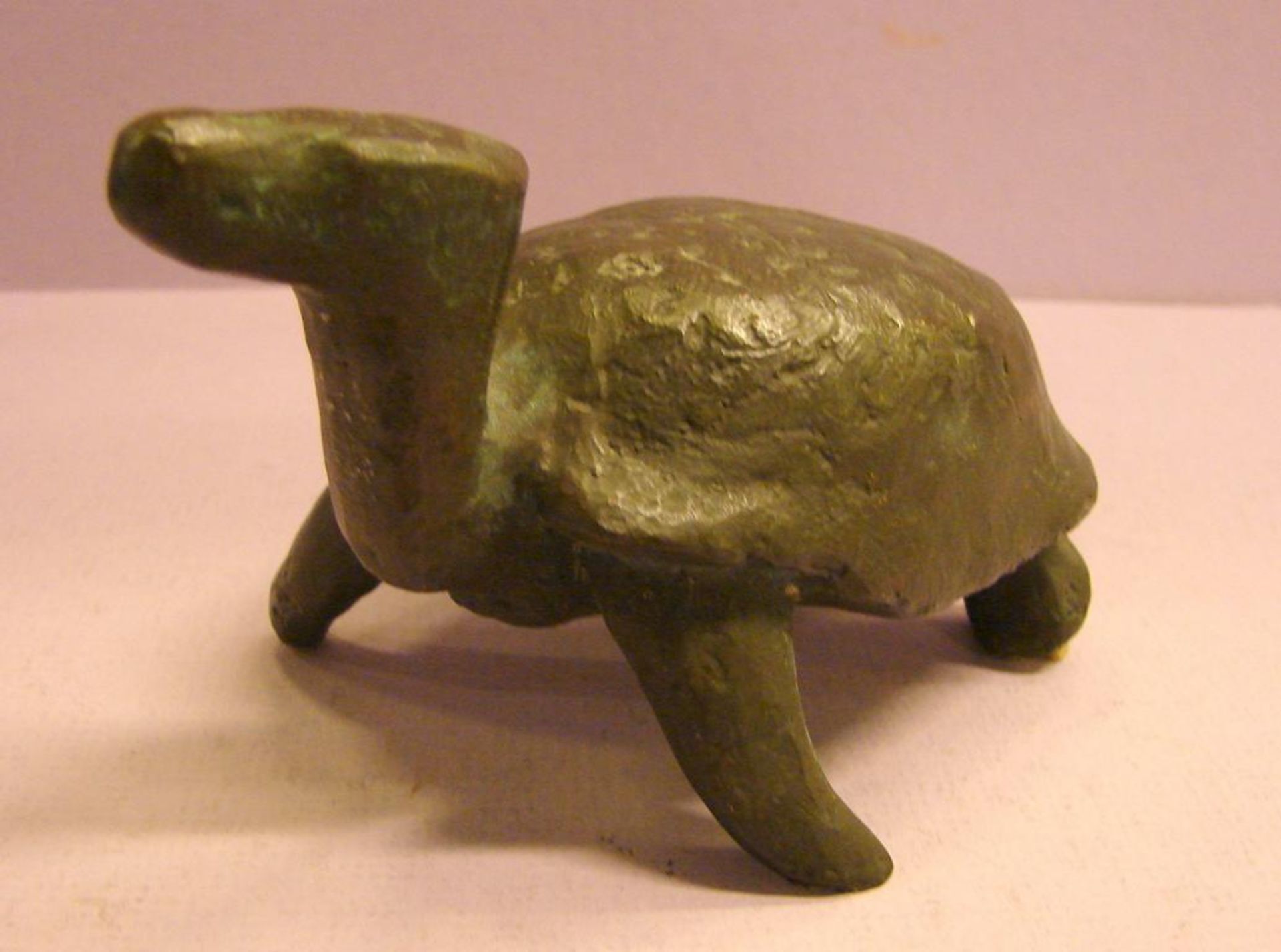 "Kleine Schildkröte", Bronze, unleserlich signiert, H. ca. 7, B. 13 cm<