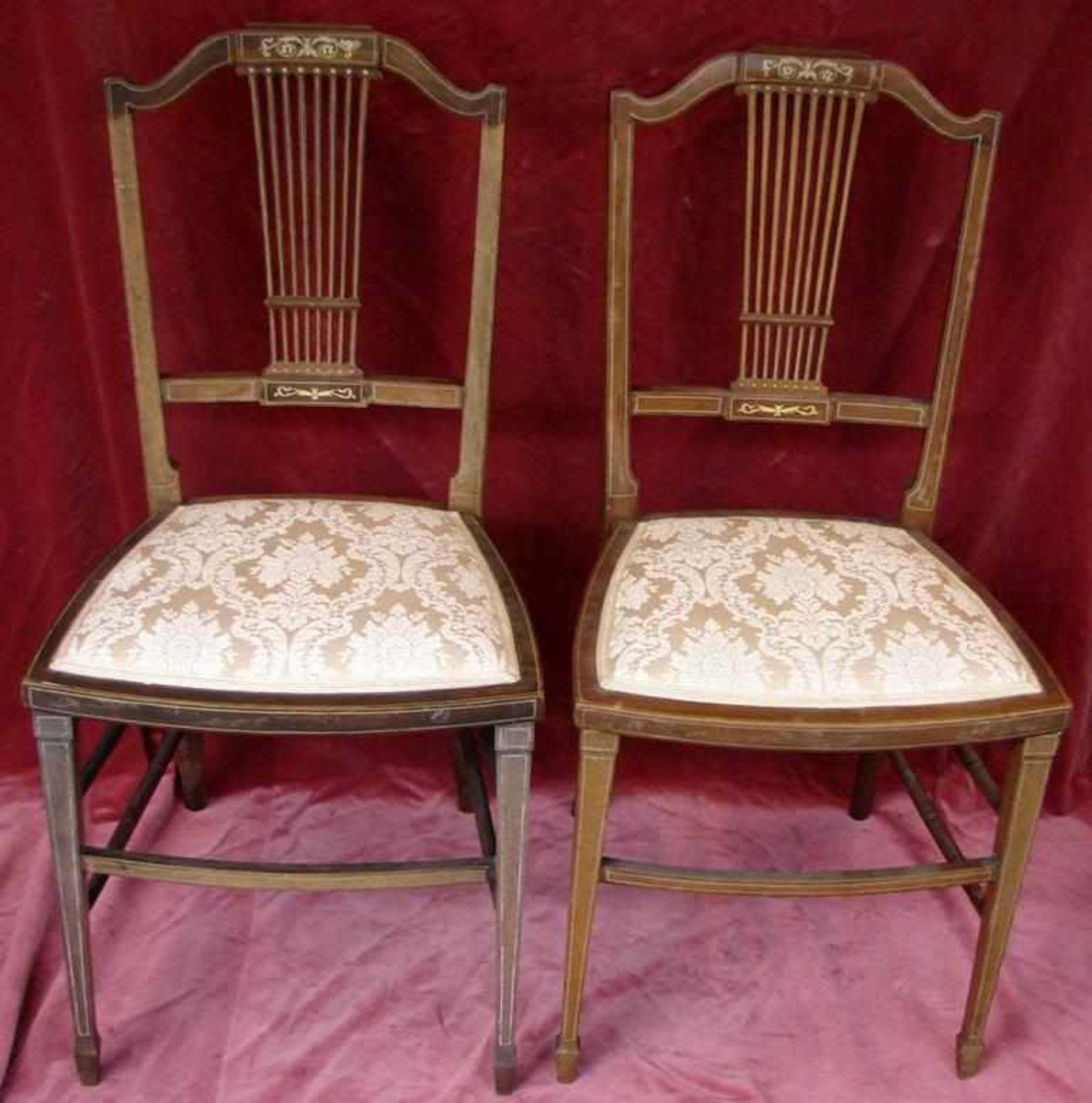 Paar Stühle, mit Einlegearbeiten im Rücken<b