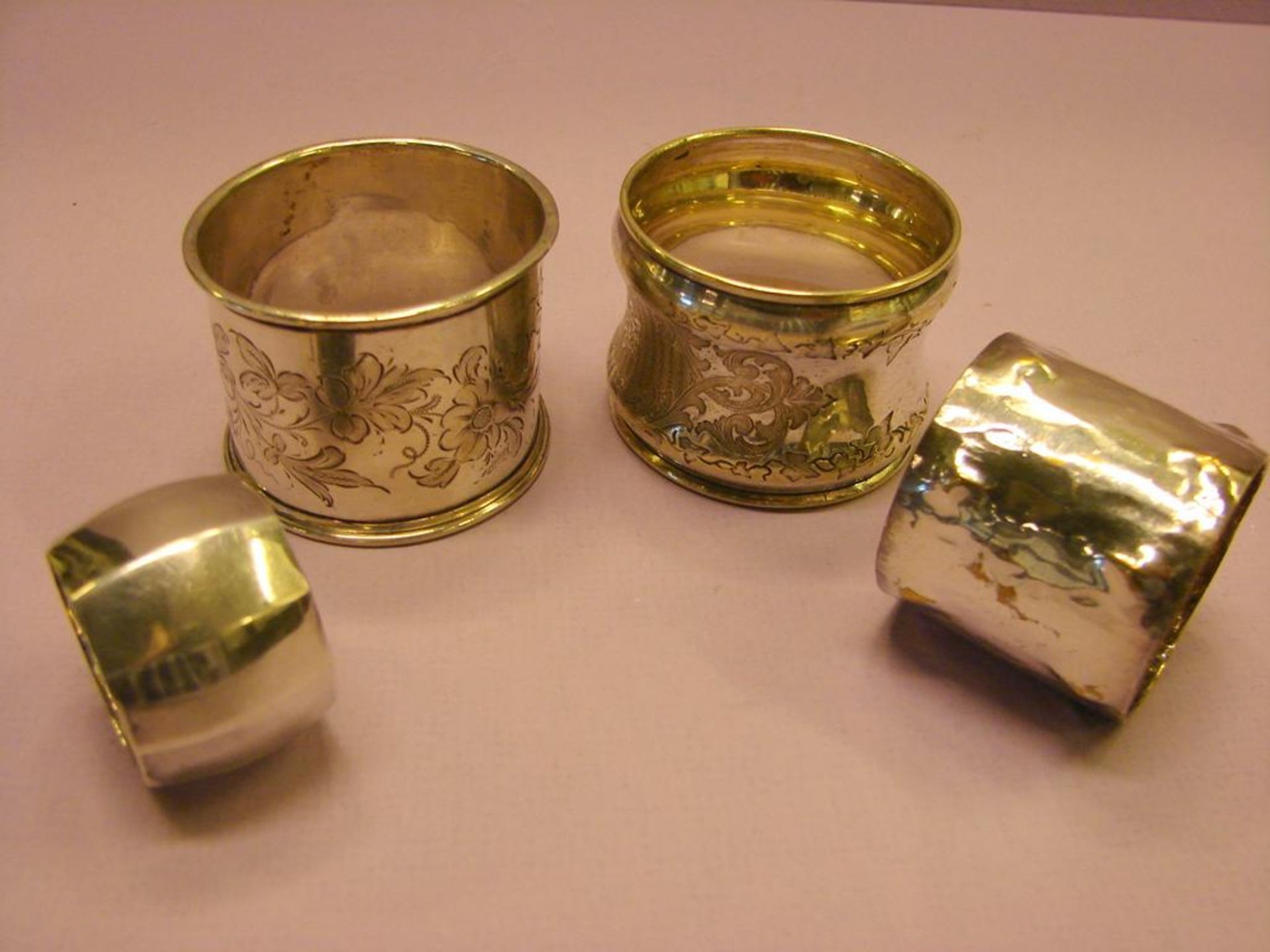 Konvolut von 4 verschiedenen Serviettenringen, 1x Silber, Plated