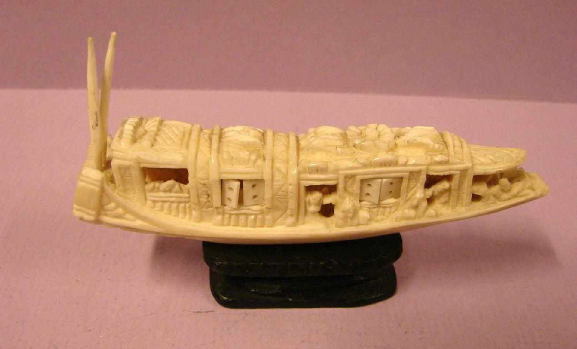 Kleines geschnitztes Schiff, auf Holzsockel, wohl Bein, L. ca. 9,5 cm