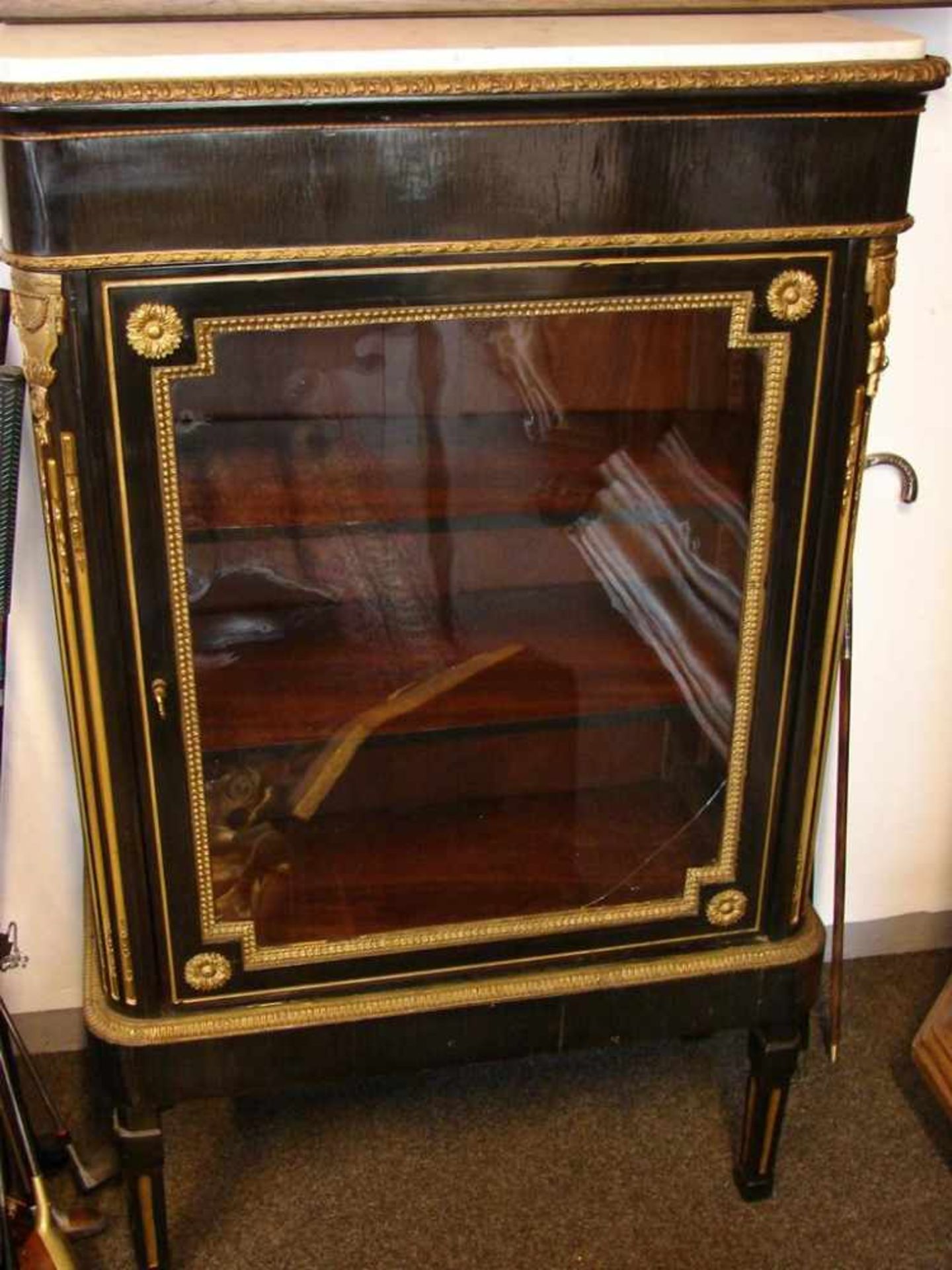 Louis XVI Möbel, mit Marmorplatte, sowie Tür, (Glas beschädigt),<br