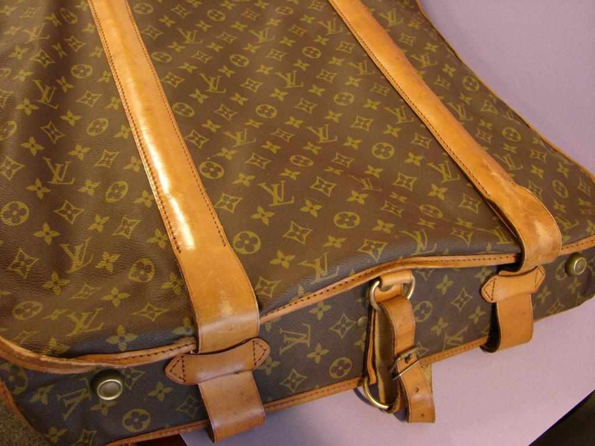 Louis Vuitton, Kleidersack, Klassisch, starke Gebrauchsspuren - Bild 2 aus 2