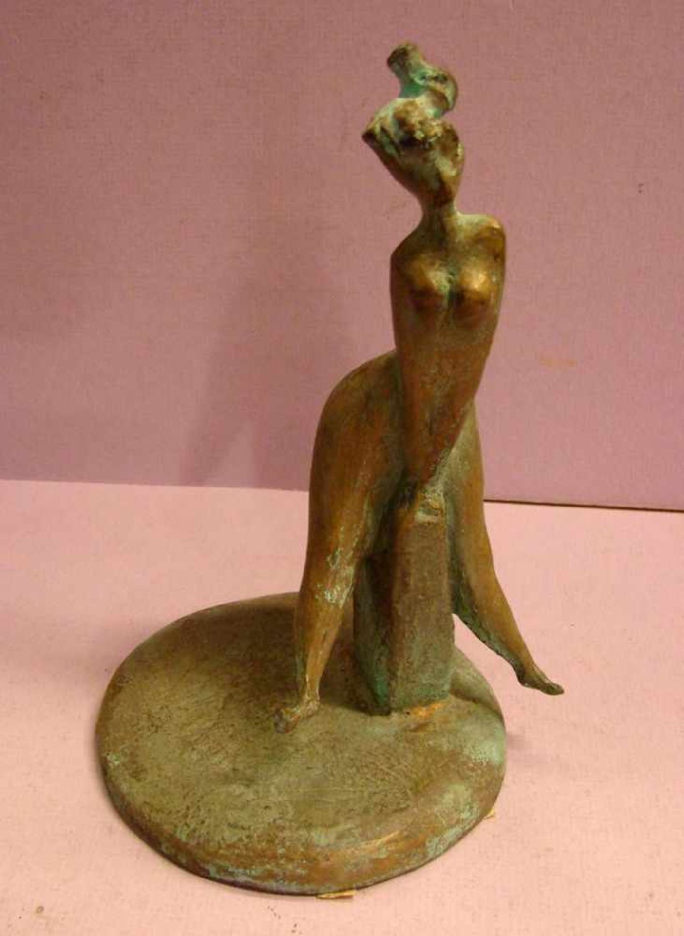 "Abstrakter Frauenakt", Bronze auf rundem Sockel, ohne Signatur, H. ca. 19 cm