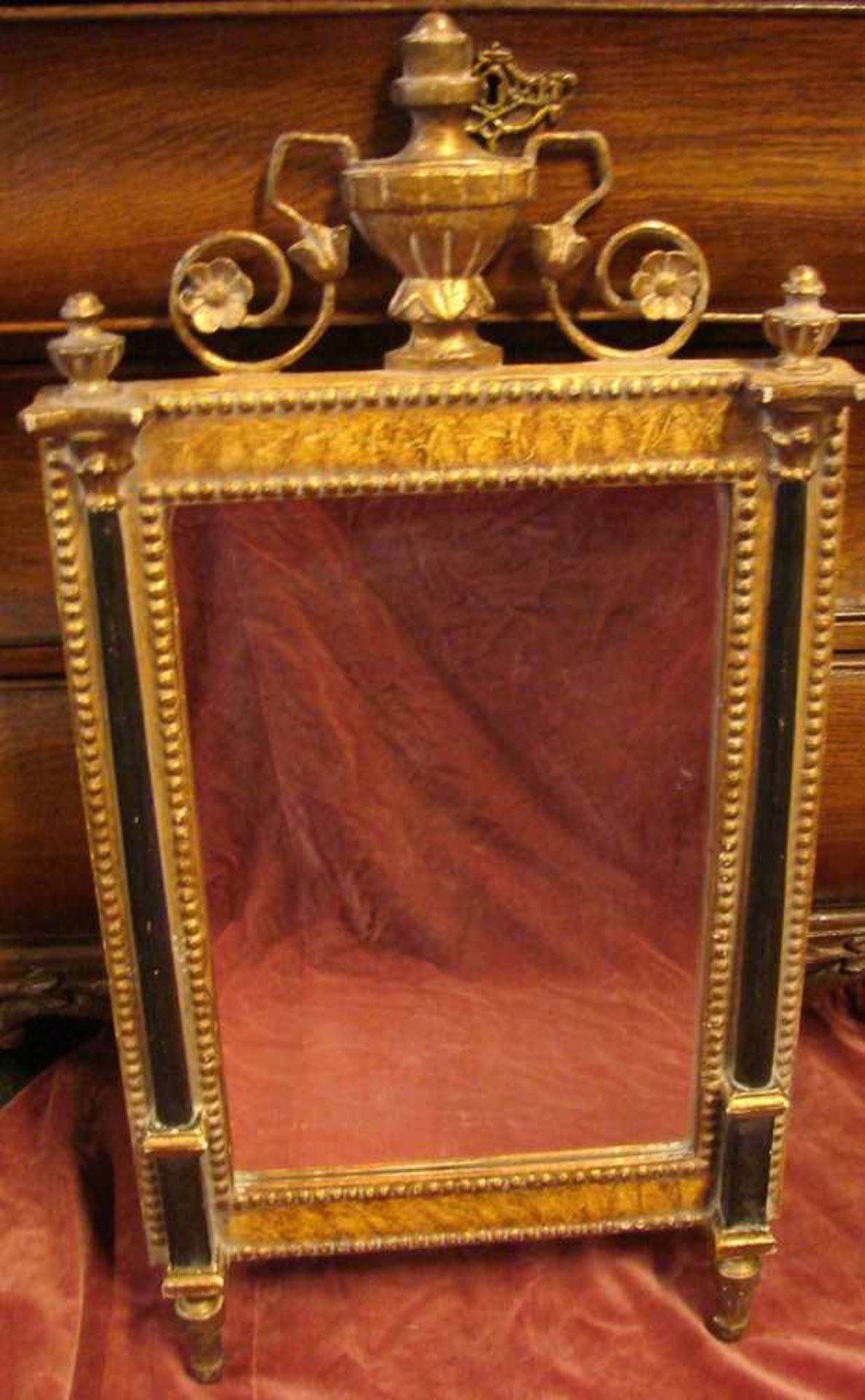 Spiegel, mit kleinen schwarzen Säulen, Höhe ca. 77, B. 39 cm<b